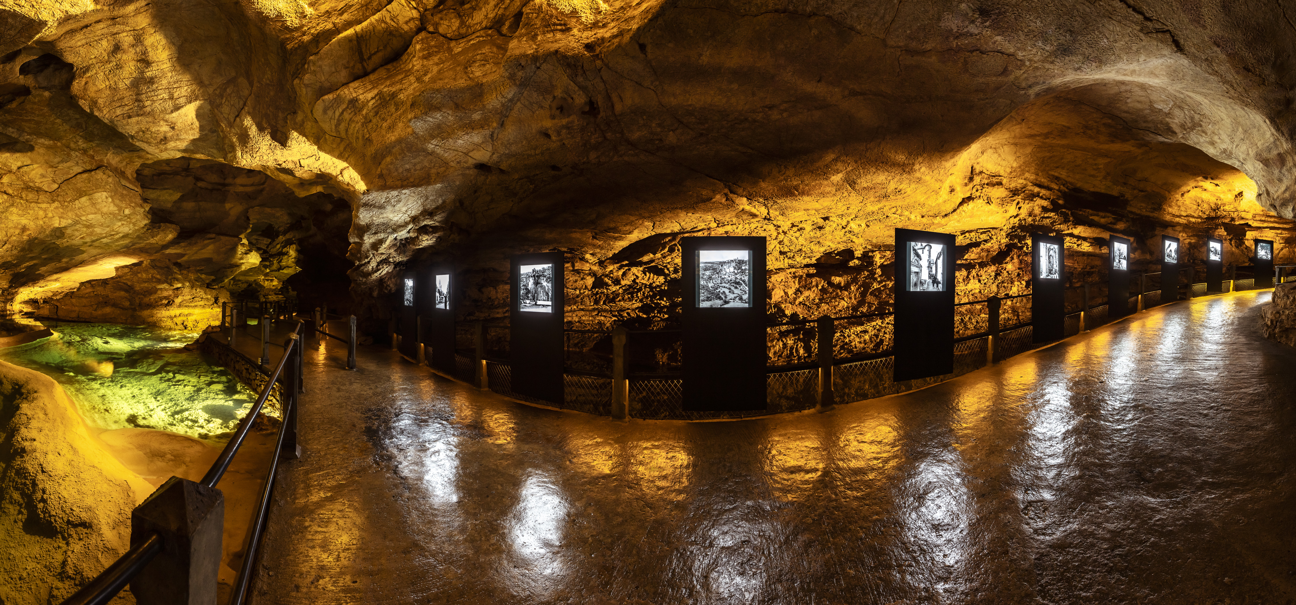 Robert Doisneau au Gouffre de Padirac - Lac des Gours - © B. Decoin /. SES de Padirac